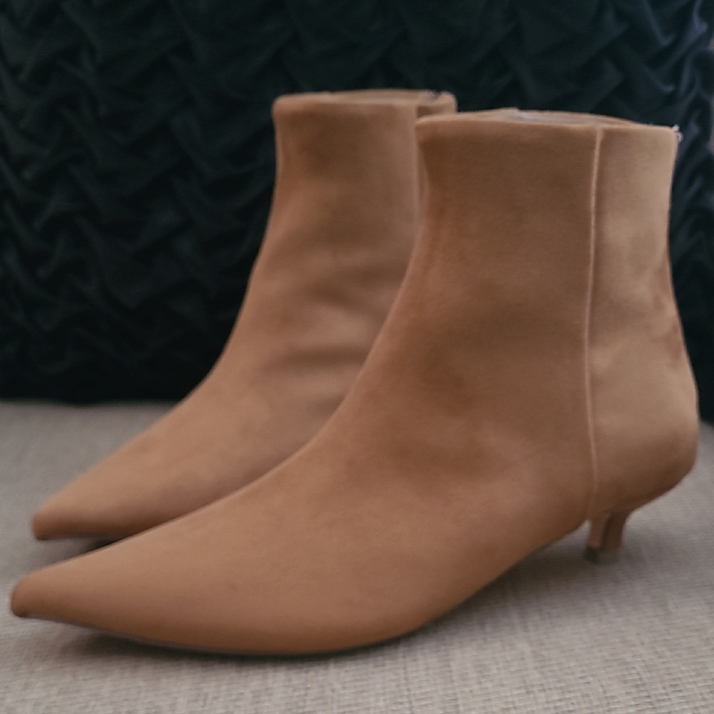 TAHARI TAN KITTEN HEEL BARBIE ZIP UP ANKLE BOOTS